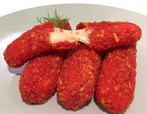  Biasanya, stik mozzarella disajikan dengan saus tomat, kecap atau saus marinara. (Foto: Dok. Greenfields)