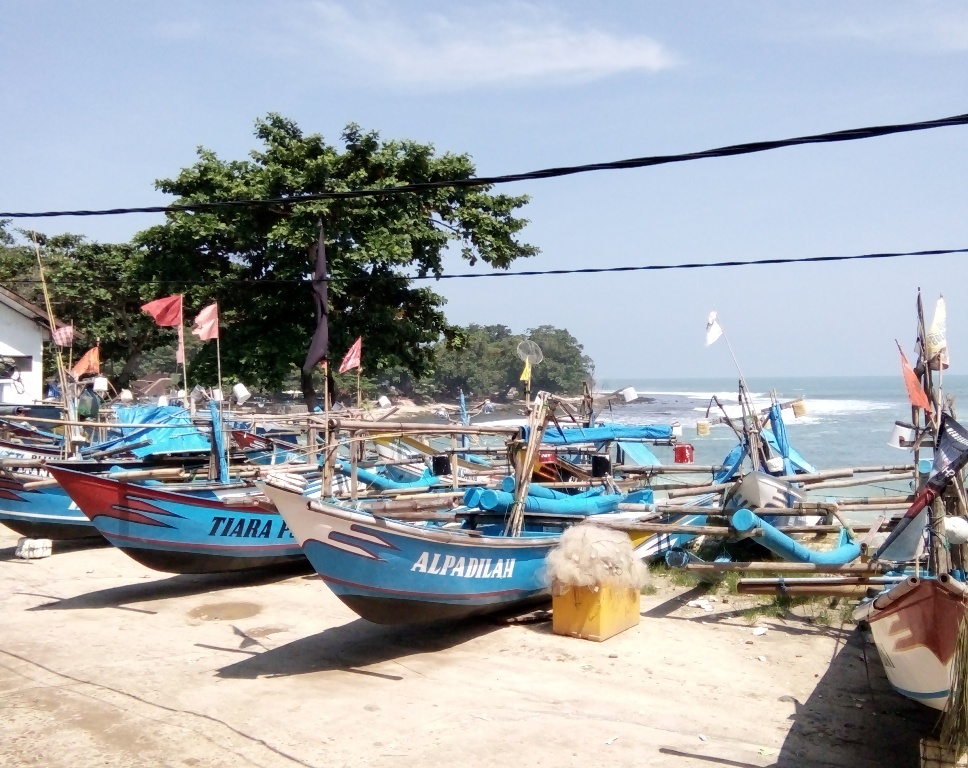 Sejumlah perahu nelayan terparkir di bibir Pantai Selatan, Kabupaten Garut, Jawa Barat. Foto: MTVN/Latief Rochyana