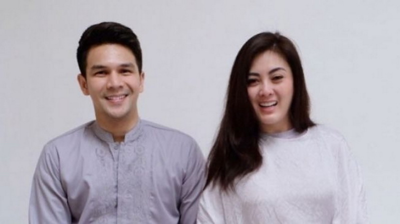 Jonathan Frizzy dan istri (Foto: instagram)