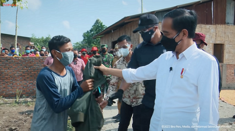 Jokowi Tunjuk Warga di Sumatra Utara, Ada Apa?