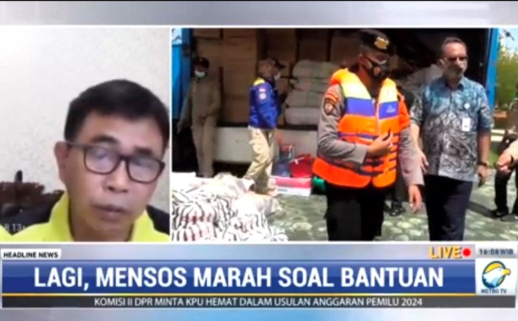Kepala Dinas Sosial (Kadinsos) Katingan Elmon Sianturi (kiri) dimarahi Menteri Sosial Tri Rismaharini (Foto: Metro TV)