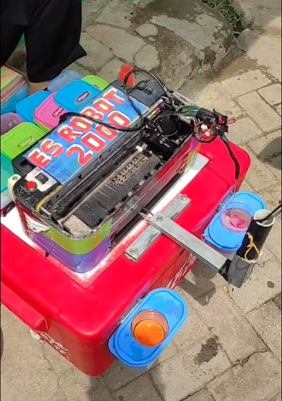 Kreatif penjual buat Es Robot untuk jualan (Twitter @anonbadut)