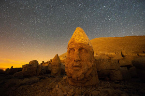 Melihat Patung Kepala Batu Besar di Situs Arkeologi Gunung Melihat Patung Kepala Batu Besar di Situs Arkeologi Gunung