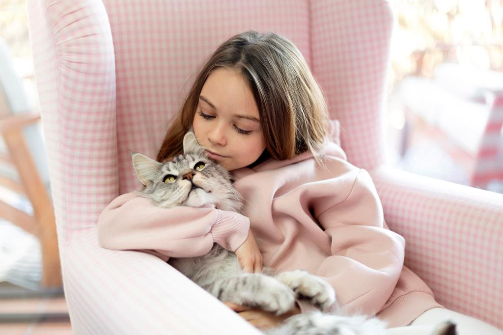 Anak-anak dapat terkena cacing atau parasit ketika memakan bulu kucing. (Foto: Freepik)
