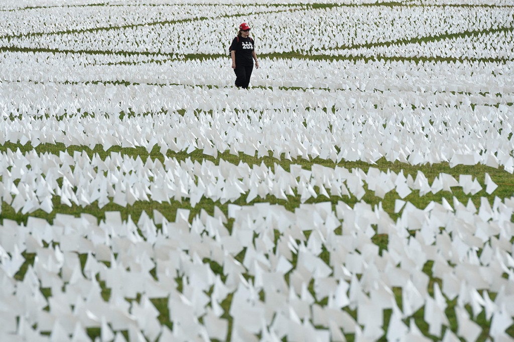 Ribuan Bendera Putih untuk Mengenang Korban Meninggal Akibat Covid-19 di AS