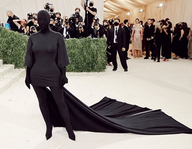 Kim Kardashian Akui Tak Bisa Lihat Kendall Jenner di Met Gala