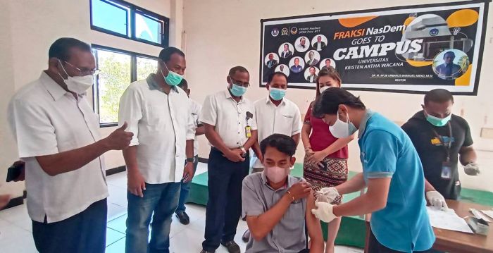 Fraksi NasDem Vaksinasi Mahasiswa UKAW Kupang