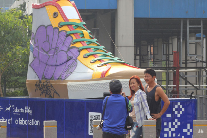 Potret Instalasi Karya Seni Sepatu Jadi Sasaran Vandalisme