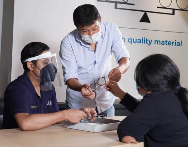 Ketepatan Lensa dan Bingkai Kacamata dengan Scan 3D Digital