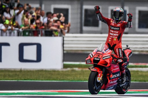 Selebrasi kemenangan Francesco Bagnaia. (ANDREAS SOLARO / AFP)