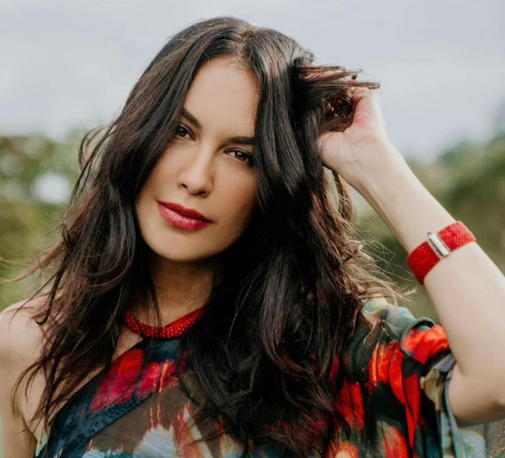 Pakai Kalung Salib, Sophia Latjuba Diterpa Isu Pindah Keyakinan Lagi