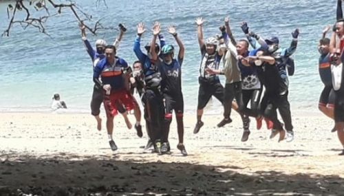 Tangkapan layar Walikota Malang, Sutiaji bersama rombongannya foto bersama usai memaksa masuk Pantai Kondang Merak saat PPKM (Foto / Istimewa)