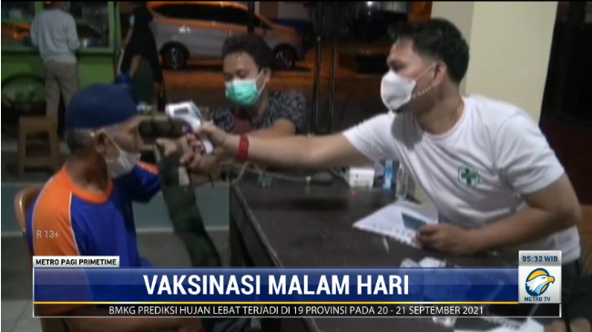 Sibuk Berdagang saat Siang, Warga Tebing Tinggi Vaksinasi di Malam Hari