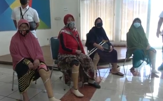 AP II dan Yayasan Kick Andy Salurkan Kaki Palsu di Bandara Soetta