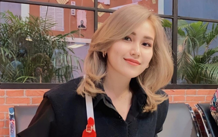 Ayu Ting Ting Tanam Benang di Hidung Gara-gara Orang Tua? Ini Pengakuannya