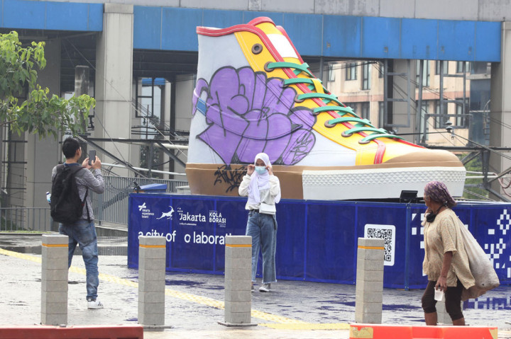 Tugu Sepatu Raksasa Korban Vandalisme Sudah Berpindah Tempat