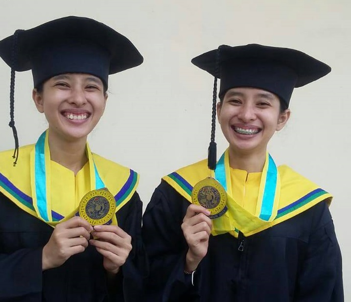 Kompak, Saudara Kembar Ini 'Tak Terpisahkan' Hingga Wisuda Sarjana