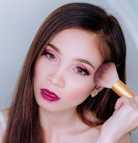 Selain rutin melakukan perawatan wajah untuk menghilangkannya, kamu juga perlu trik make up untuk menyamarkan lingkaran hitam di bawah matamu. (Foto: Ilustrasi. Dok. Unsplash.com)