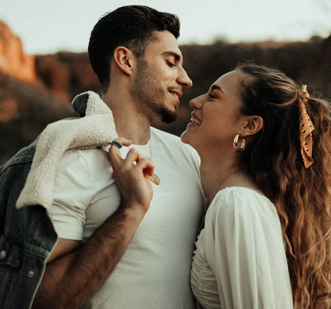 Kamu yang memiliki bahasa cinta physical touch akan merasa dicintai dan menunjukkan rasa cinta dengan melakukan skinship atau sentuhan. (Foto: Ilustrasi. Dok. Unsplash.com)