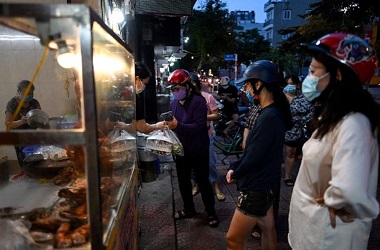 Vietnam Longgarkan Pembatasan Covid-19 di Hanoi Pekan Ini