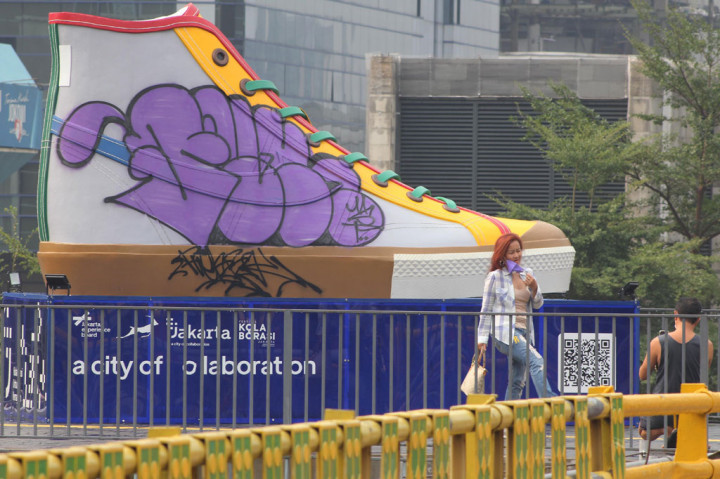 Bukan karena Korban Vandalisme, Ini Alasan Tugu Sepatu Dicopot