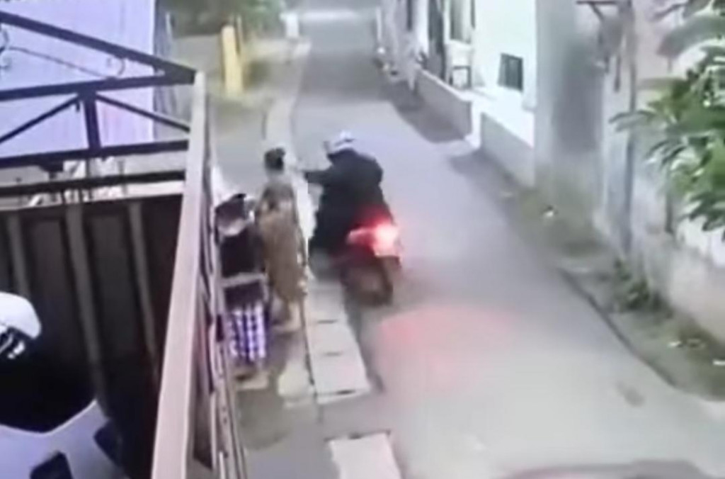 Tangkapan layar penjambretan yang terjadi di wilayah Serua, Kecamatan Ciputat, Tangerang Selatan, Senin pagi, 20 September 2021. Dokumentasi/ istimewa