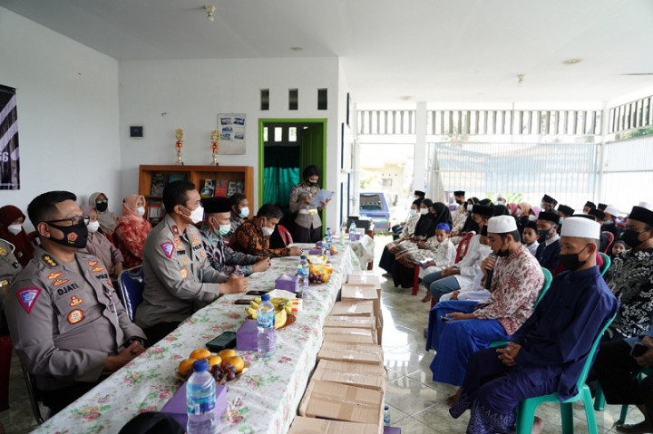 Korlantas Polri Sebar Sembako ke Ponpes dan Panti Asuhan