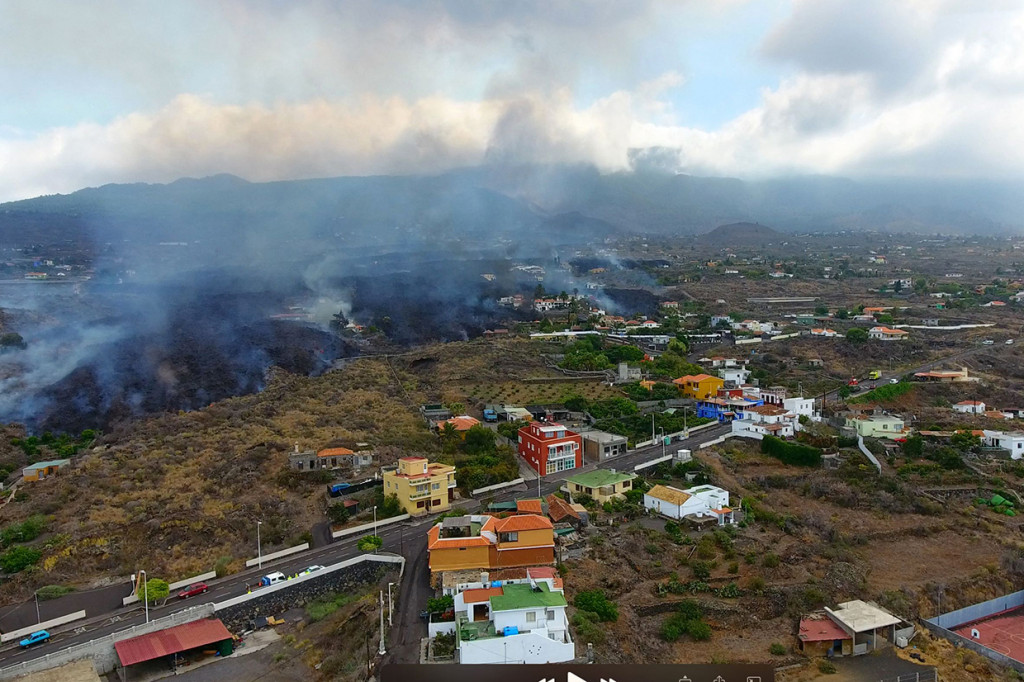 Foto: Aliran Lava Gunung Berapi di Spanyol Meluas