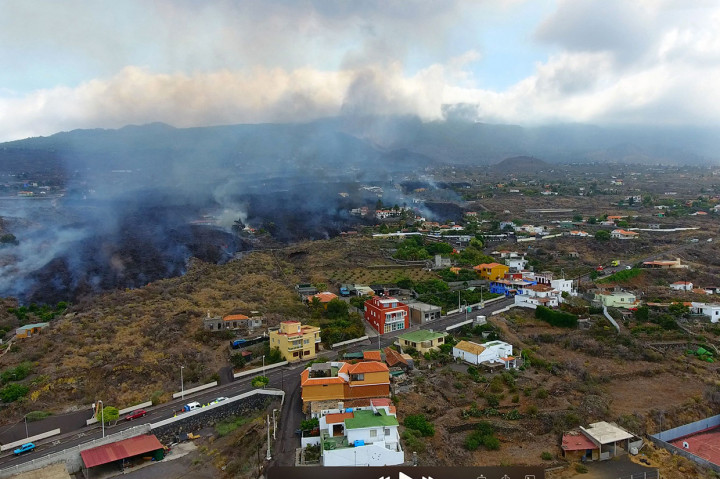 Foto: Aliran Lava Gunung Berapi di Spanyol Meluas