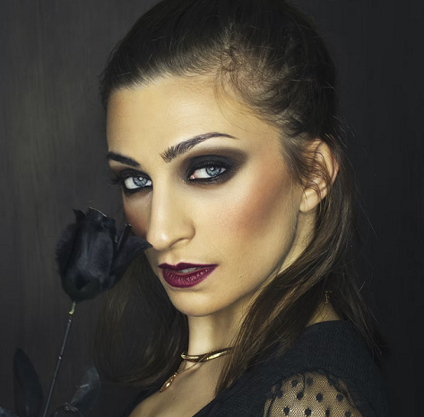 Smokey eye bisa membuat penampilan seseorang jadi lebih dramatis, tegas dan elegan. (Foto: Ilustrasi. Dok. Unsplash.com)
