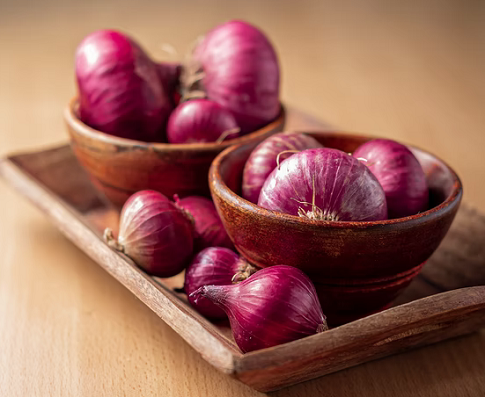 Makan bawang dapat membantu mengontrol gula darah, yang sangat penting bagi penderita diabetes atau pradiabetes.  (Foto: Ilustrasi. Dok. Unsplash.com)
