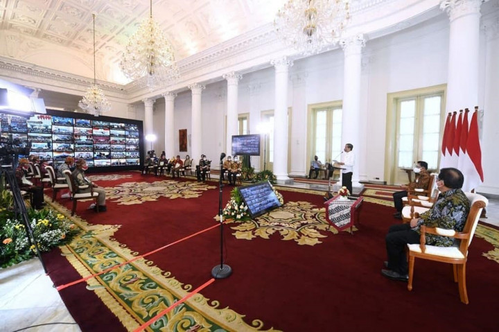 Foto: Jokowi Serahkan 124.120 Sertifikat Tanah Hasil Redistribusi di 26 Provinsi