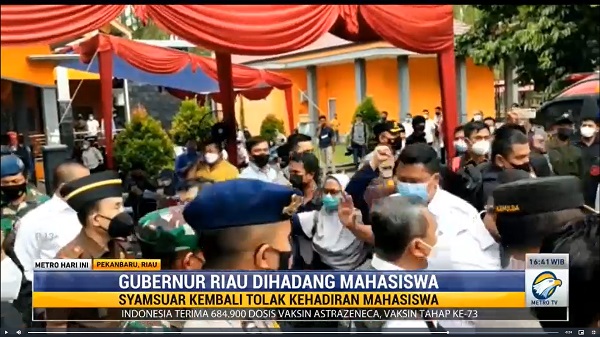 Gubernur Riau Diadang Mahasiswa saat Tinjau Vaksinasi Covid-19 di UNRI