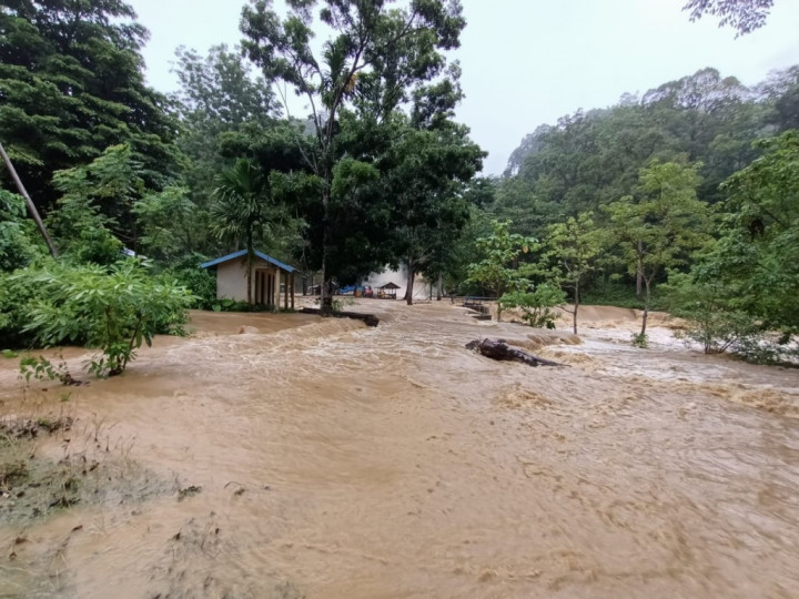 Khawatir Banjir Palangkaraya Membesar, Petugas Evakuasi Lansia ke Posko Pengungsian
