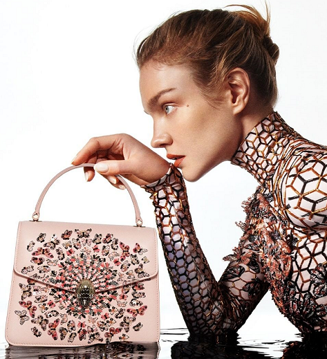 Mary Katrantzou X Bvlgari Hadirkan Koleksi Tas yang Terinspirasi dari Metamorfosis Ular