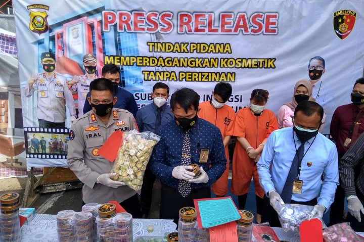Edarkan Kosmetik Ilegal, Pasutri di Palembang Ditangkap