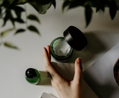 Kombinasi Salicylid Acid + Niacinamide dapat melawan jerawat dan mengurangi produksi minyak berlebih. (Foto: Ilustrasi. Dok. Unsplash.com)