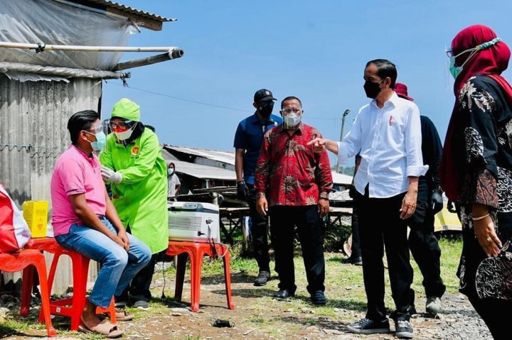 Foto: Jokowi Tinjau Vaksinasi Pelajar hingga Masyarakat di Kampung Nelayan Cilacap