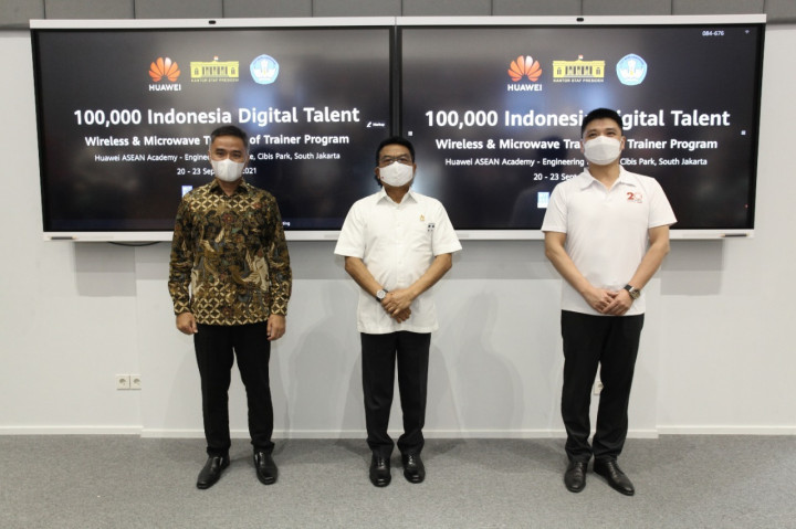 Guru SMK Diberi Pelatihan Instalasi Perangkat Nirkabel dan Gelombang Mikro