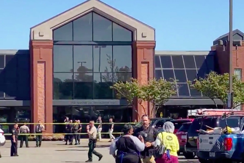 Garis polisi kelilingi Toko Kroger yang jadi tempat penembakan di Tennessee, Amerika Serikat. Foto: WREG