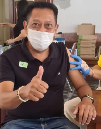 Tukul Arwana saat divaksin (Foto: Instagram)