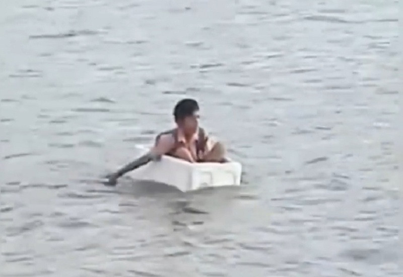 Video viral Siswa SD di OKI Sumsel menyebrang sungai dengan menggunakan styrofoam. Foto: Istimewa