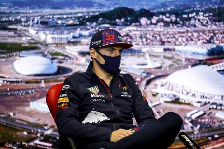 Hamilton Sebut Max Verstappen dalam Tekanan untuk Menjuarai F1 Tahun Ini