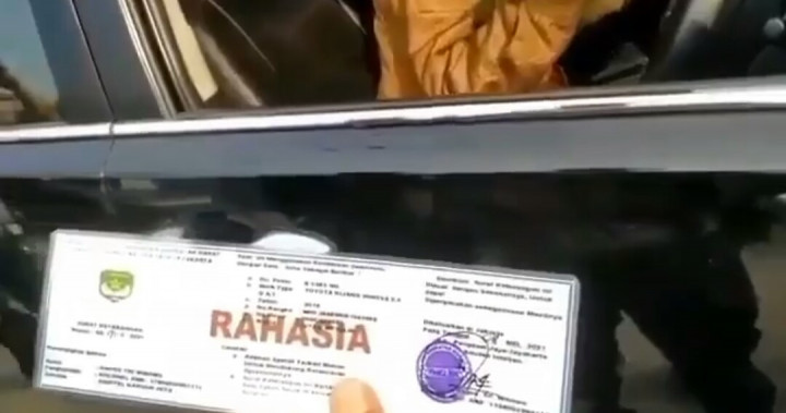 Mobil Pelat Rahasia Pakai Strobo Ditilang