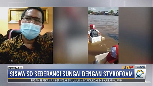 Viral Siswa SD Seberangi Sungai Pakai Styrofoam, Kadisdik OKI: Pembangunan Jembatan Terkendala
