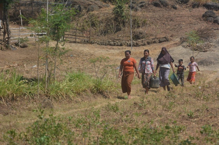 Warga Nataria, NTT  4 Kilometer Berjalan Kaki untuk Bisa Minum Air Bersih