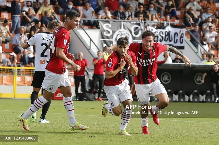 Selebrasi gelandang AC Milan, Brahim Diaz (tengah), usai membobol gawang Spezia (AFP/Daniele Maltinti)