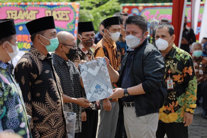 Herman Deru Serahkan Ratusan Sertifikat Tanah kepada Warga Lubuklinggau