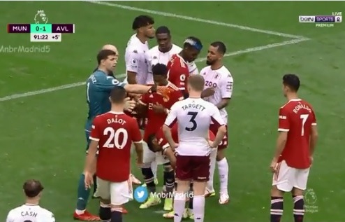 Jagonya <i>Psywar</i>, Ini Trik Emiliano Martinez Rusak Konsentrasi Bruno Fernandes