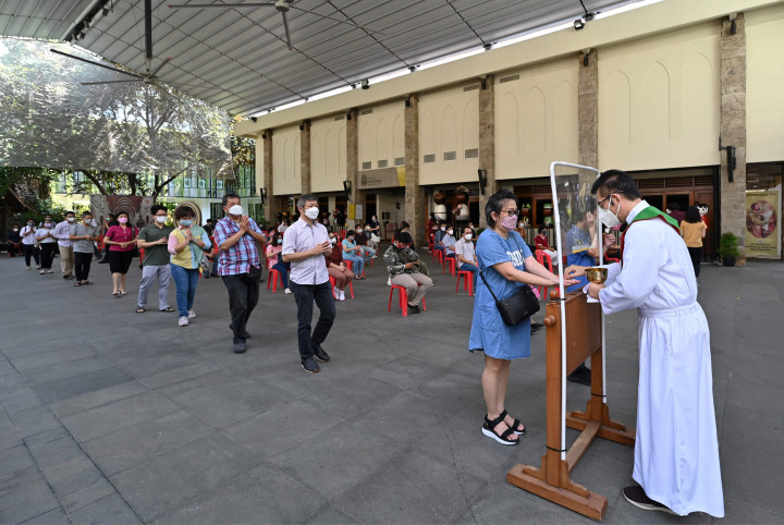 Foto: Gereja Katedral Batasi Misa Tatap Muka
